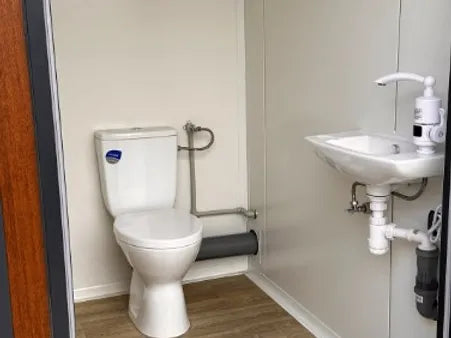 Contenedor Sanitario Tipo Pabellón con Triple Cabina ( Ref: S2103 )