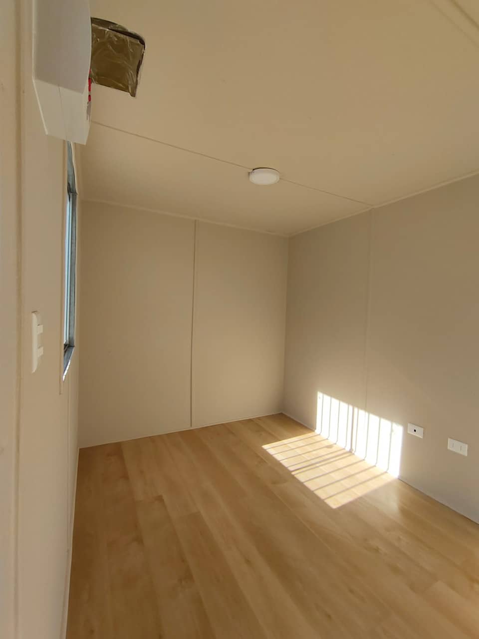 Contenedor Oficina con baño 20 pies. ( Ref: 1101 )